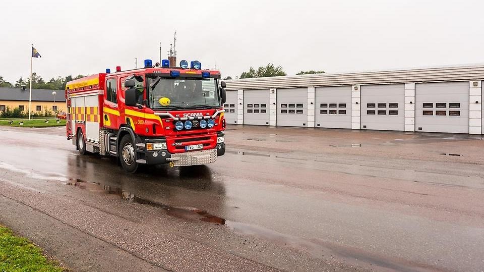 En av räddningstjänstens brandbilar kör förbi Säffle brandstation