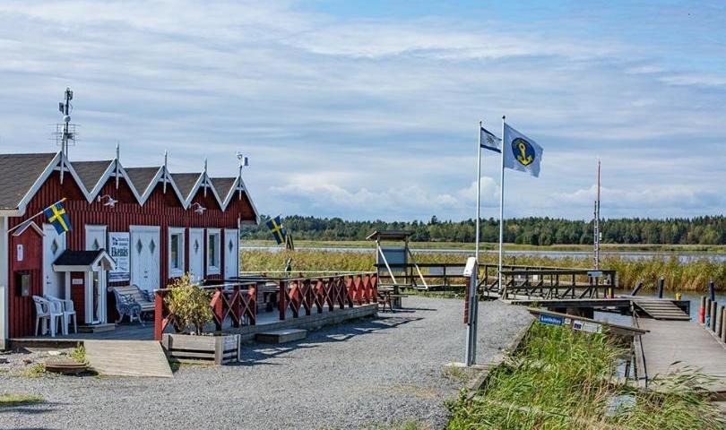 På sydspetsen på Värmlandsnäs som sticker ut i Vänern ligger Ekenäs gästhamn och camping, på området finns också, med vy mot Vänern, Restaurang Ekenäs. 