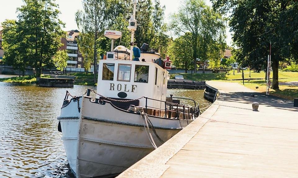 Bogserbåten Rolf vid bryggan bakom Säffle bibliotek. 