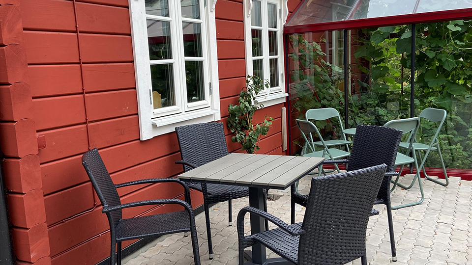 I det rödmålade huset ligger Linhagen Kaffestuga serveras kaffe med hembakat bröd. Välj att sitta inne eller på den fina uteplats utanför stuga, du kan också sitta i växthuset som syns på bilden. 