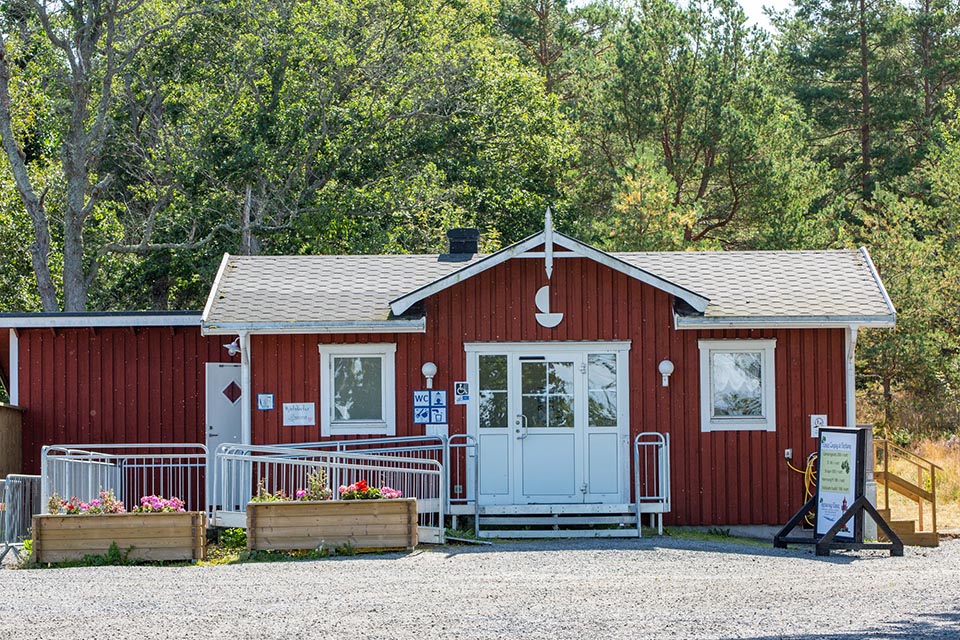 Välkommen till Ekenäs. Längst ut på Värmlandsnäs finner du en härlig gästhamn och familjär camping samt ställplatser. 