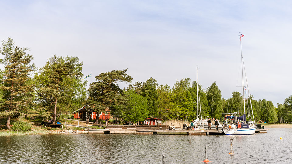 Välkommen till gästhamnen på Lurö. En av  Säffles pärlor vid Vänern. Lägg till med båten för att äta och fika, vandring och bad. 