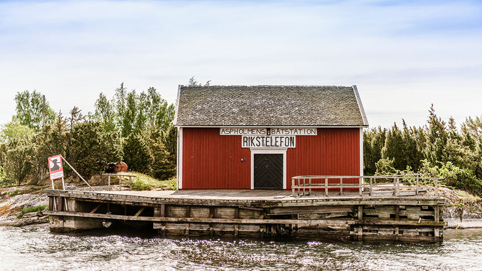Ön Aspholmen med naturhamn är ett av många smultronställen i Lurö skärgård. 