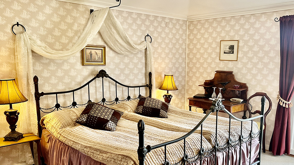 Bo i charmiga och stilfulla rum på Villa Billerud. Det pampiga tegelhuset var en gång var disponentsvilla för Billeruds Bruk. Villan ligger vackert längs Byälven.