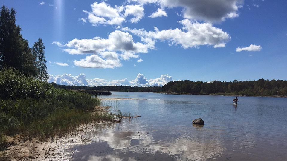 I Gaperhult på Värmlandsnäs finns det en fin badplats och naturhamn.