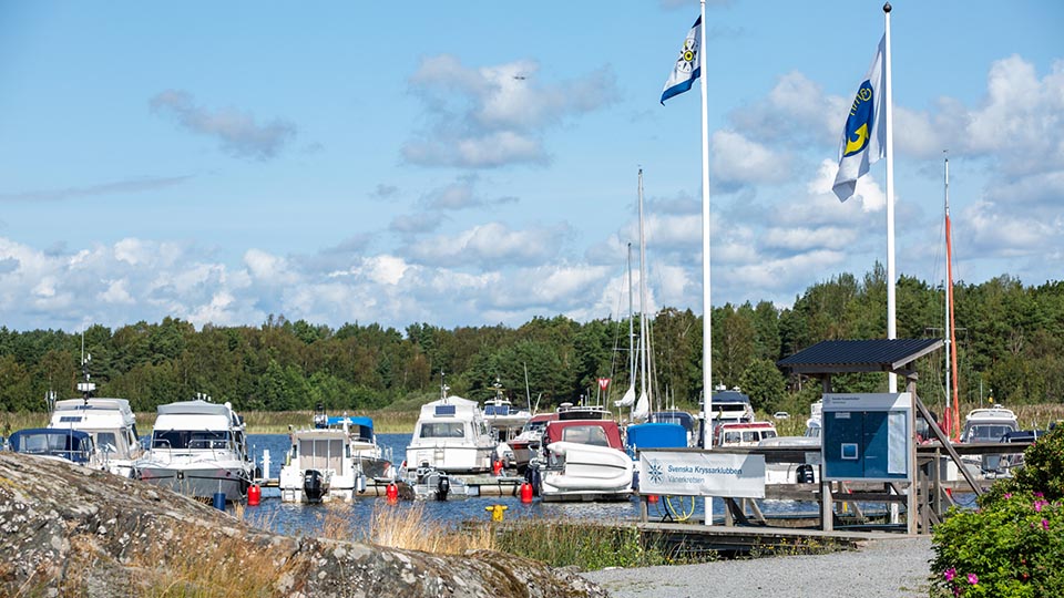 Välkommen med båt till vackra Ekenäs på Värmlandsnäs. Här finns gästhamn, camping, restaurang och café. På området finns lekplats för de mindre, vandringsled och badplats.