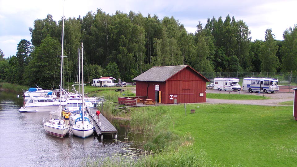Ställplatsen i Nysäters gästhamn är mycket populär. Här bor du vid Byälvens strand med nära till affär, sommarcaféer och flera sevärdheter strax intill.