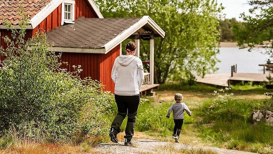 Lurö som är ett paradis för både stora och små. Boka övernattning i stuga på Lurö Gästhärbärge & Krog för fler spännande äventyr, upptäckter och en genuin skärgårdsupplevelse "mitt i Vänern" .