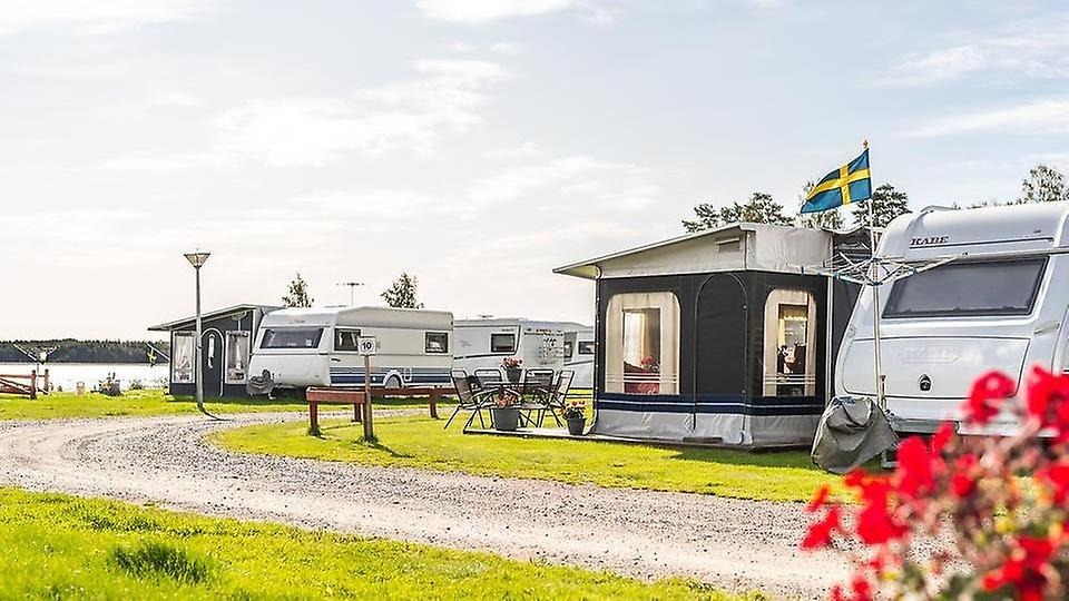 Den välskötta campingen ligger vid en av Vänerns vackraste stränder. 