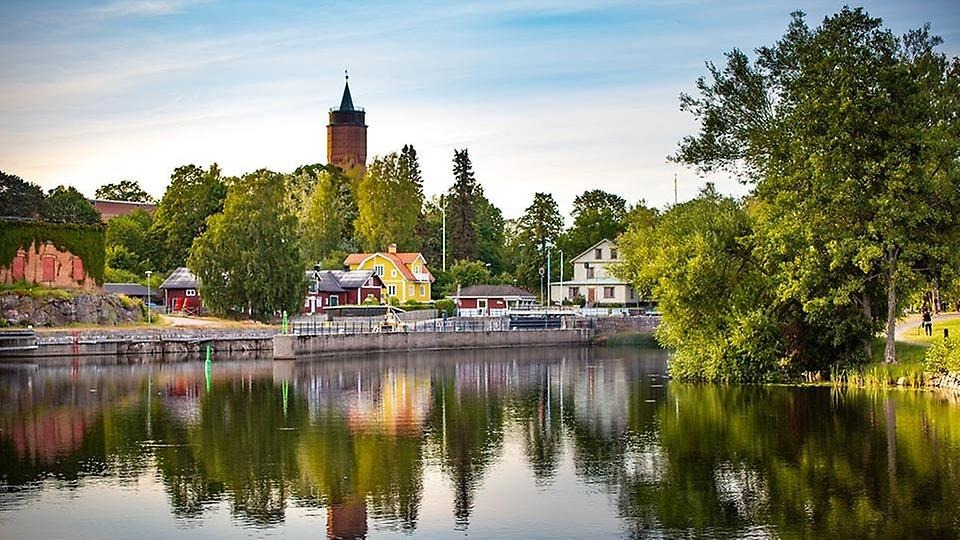 Vy från Säffle gästhamn upp mot centrum över parken och husen längs Säffle kanal, det gamla Vattentornet som syns långväga har blivit något av en symbol för Säffle.