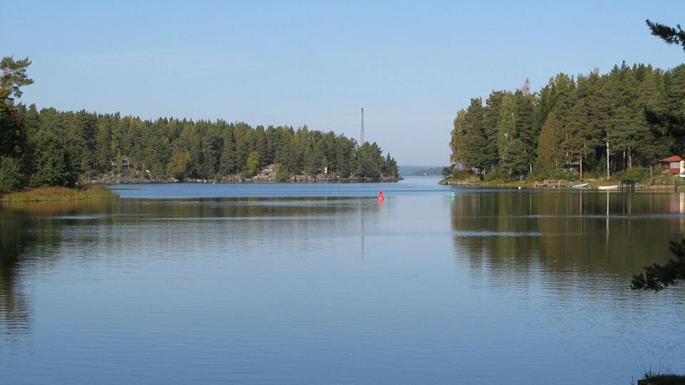 Vy över Harefjorden från en udde nära Säffle stad. Harefjorden har en yta på 15,6 kvadratkilometer och fiskeområdet går ända upp till Högsäter. Via sjön Harefjorden kan du ta båt ända upp till Arvika. 