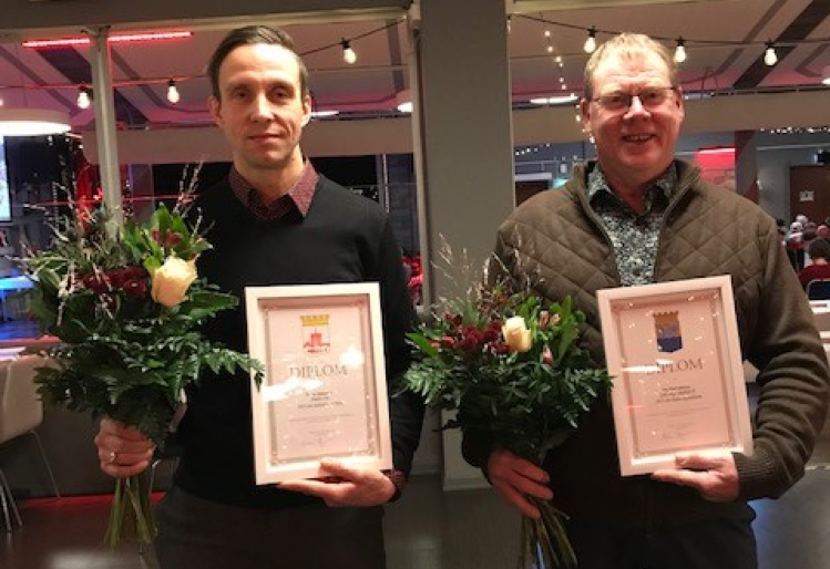 Årets ledarstipendiater Tomas Johansson och Per-Olof Schützer står tillsammans och håller upp sina diplom.