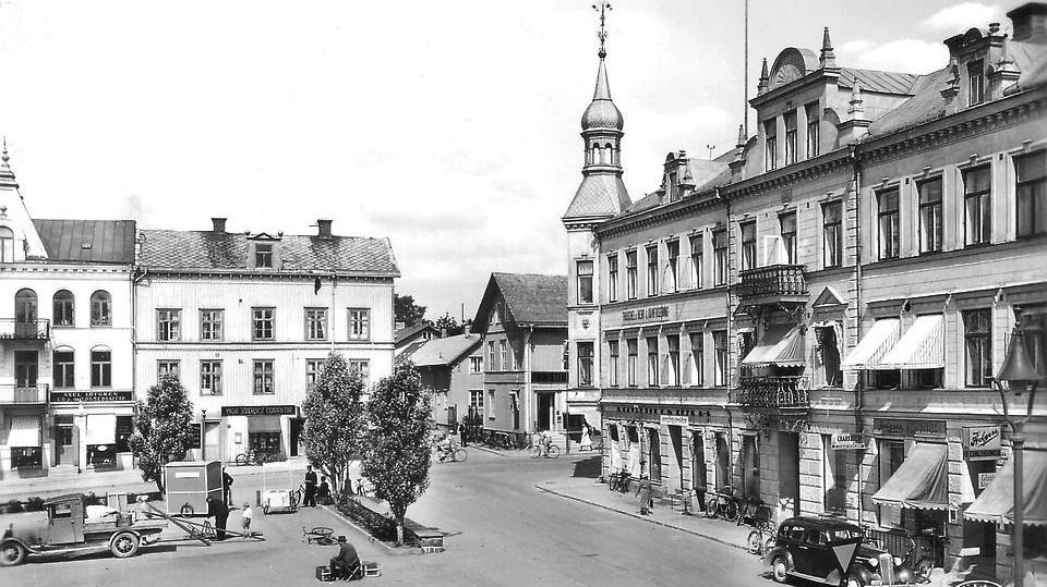 Svartvitt fotografi som visar centrala Säffle, Stortorget och Viktorinska huset under 1900-talets första hälft