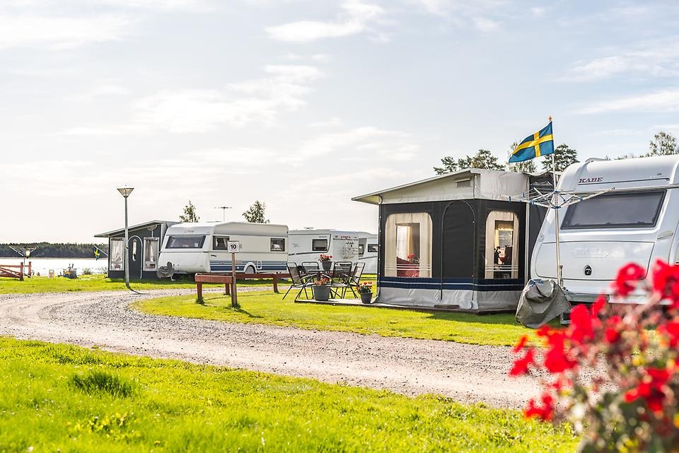 Den välskötta campingen ligger vid en av Vänerns vackraste stränder. 