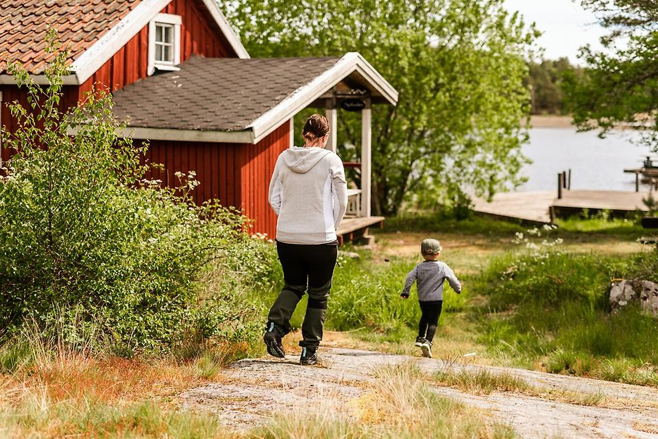 Lurö Gästhärbärge & Krog, paradiset mitt i Vänern är en genuin skärgårdsupplevelse för både barn och vuxna. Boka övernattning och upplev magiska solnedgångar efter en dags aktiviteter. 