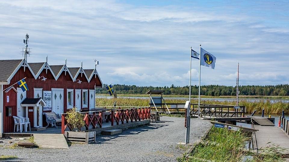Välkommen till Ekenäs på Värmlandsnäs. Här finns en härlig gästhamn och familjär camping samt ställplatser. Upplev den vackra naturen, vandra, cykla, paddla. 