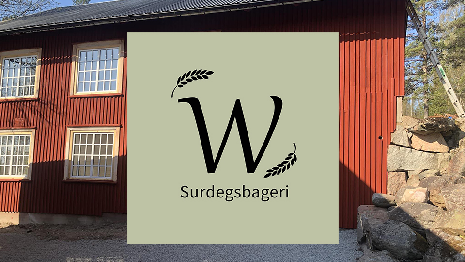  Wiksfors Surdegsbageri hittar du på Wiksfors Bruk, i en röd träbyggnad som ligger nära dammen, bakom delen av bruket där Wedbränt håller till. 