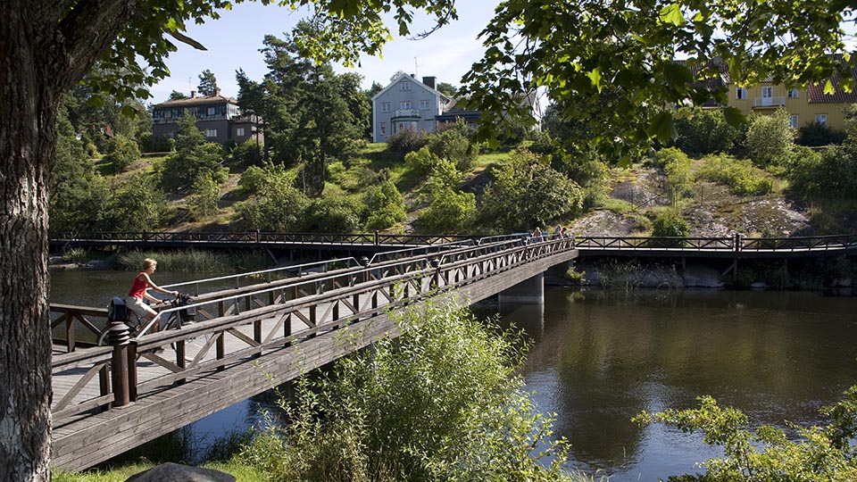 Ta en promenad i kanalområdet till Sifhällaparken, över Byälven går denna vackra träbro som är nog bred för att cykla på också