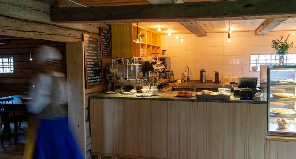 Besök det rustika caféet där du kan köpa kaffe, kaka och glass och se den magnifika mangårdsbyggnaden med utställning, apelträdgård och örtagård. 