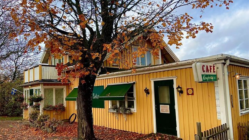 Esters Café ligger mitt i hjärtat av Långserud och Värmland. Njuta av kaffe i trädgården med goda kakor till eller av de populära och goda glass-skapelserna.