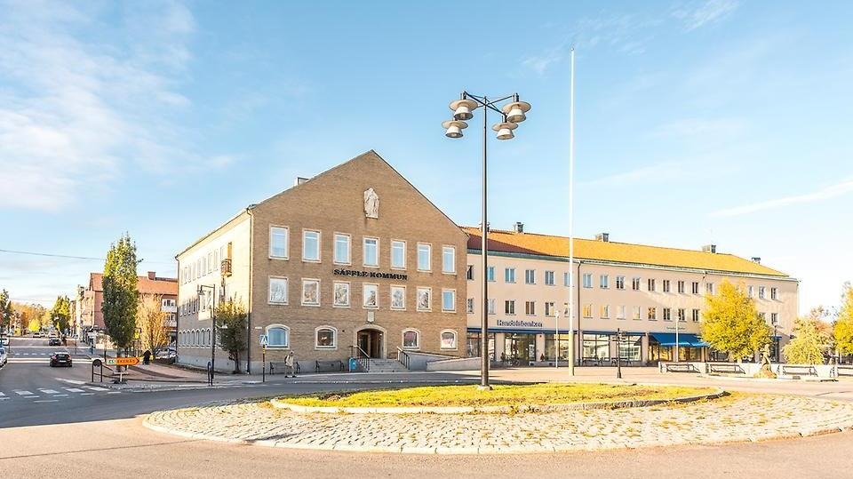 Vy över Säffle stadshus, Kanaltorget och rondellen