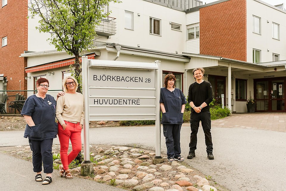 Vårdpersonal står utanför Björkbackens äldreboende