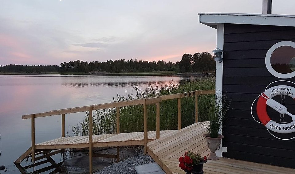 Paradisets spa ligger vid Vänerns strand