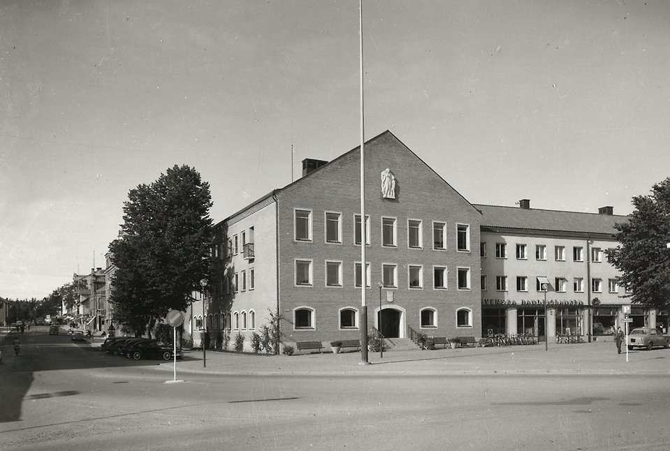 Svartvitt fotografi av Säffle stadshus och Kanaltorget under 1950-talet 