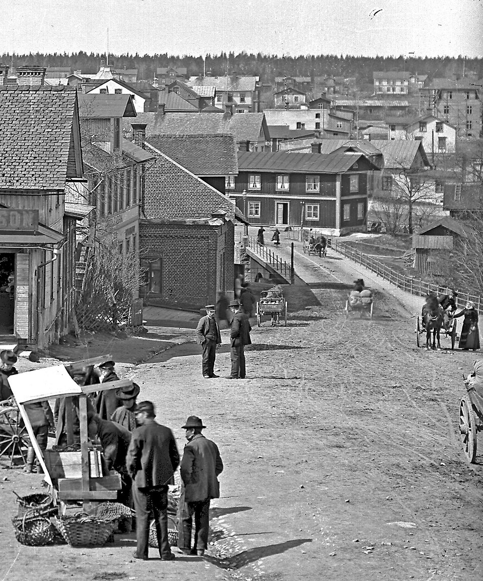 Ludvig Åbergs svartvita fotografi över Kvarnbacken, tidigt 1900-tal